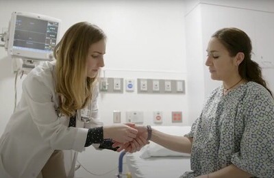 Кодирование Аквилонг в Артёме Врач держит пациентку за руку